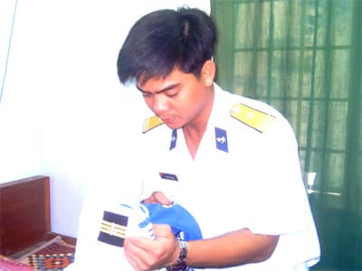 Tấm áo chiến sĩ mẹ vá năm xưa
