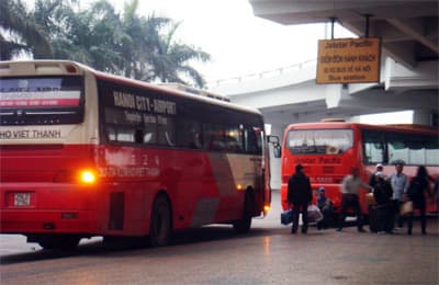 Taxi, xe trung chuyển “dù”   làm hỗn loạn Cảng hàng không