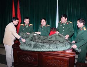 Sản xuất thành công vải không thấm nước để may quân trang chống rét