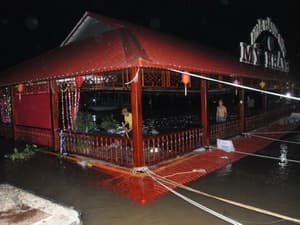 Nhà hàng nổi bị chìm khi hơn 200 khách đang dự tiệc