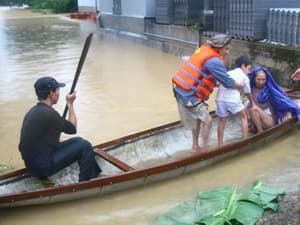 Thủ tướng Campuchia thăm hỏi nạn nhân lũ lụt