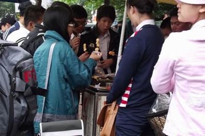 “Bó tay” với hàng rong cổng trường?
