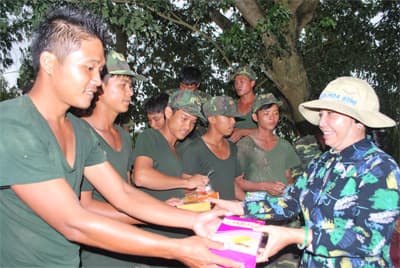 Tình quân dân nơi đỉnh lũ đi qua