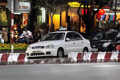 Vẫn nhộn nhịp "tắc-xi dù"