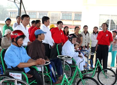 Phú Yên: Trao tặng 210 chiếc xe lăn, xe lắc cho người khuyết tật