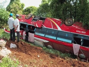Xe khách lật trên đỉnh Hòn Giao, 22 người thoát chết