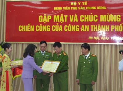 Bộ trưởng Bộ Y tế chúc mừng chiến sỹ công an thành phố Hà Nội