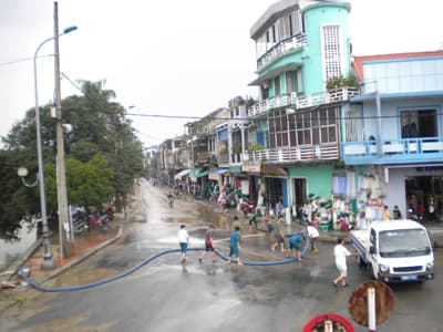 Thu gom, dọn dẹp bùn đất sau mưa lũ