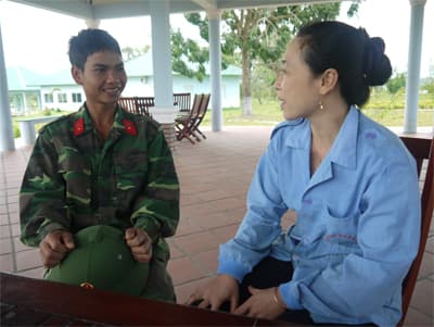 Cháu bé người Ba Na mang tên Trung đoàn