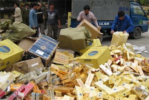 Tạm giữ đối tượng buôn thuốc lá lậu