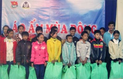 “Áo ấm mùa đông” cho học sinh vùng núi huyện Đakrông