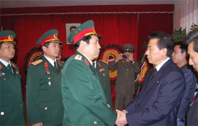 Bộ trưởng Bộ Quốc phòng và nhiều đoàn đại biểu viếng đồng chí Kim Châng In tại Hà Nội