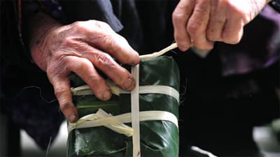 Gói bánh chưng để giữ nếp xưa