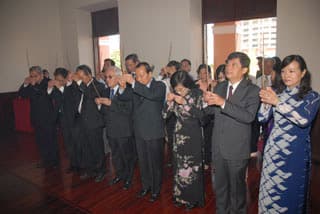 Dâng cúng bánh tét Quốc tổ Hùng Vương