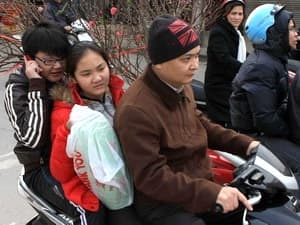 Hà Nội: Ra quân phạt lỗi không đội mũ bảo hiểm