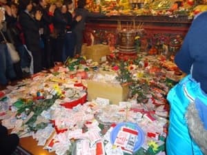 Đi lễ đầu xuân: Xin đừng hạ thấp Phật, Thánh!