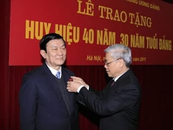 10 đồng chí được trao tặng Huy hiệu Đảng