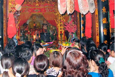 Nghịch cảnh đi lễ đầu năm
