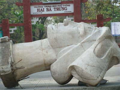 Buồn lòng vườn tượng Huế