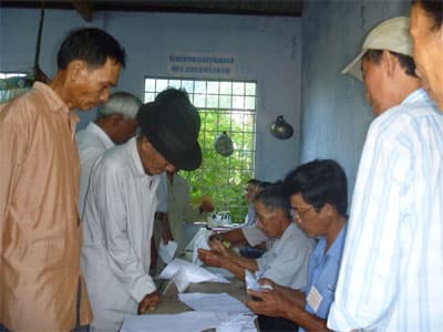Bà con lương, giáo cùng nô nức đi bầu cử