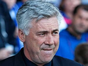 Chelsea sa thải Ancelotti ở hành lang sân Everton