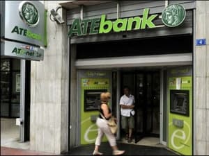 EU "bật đèn xanh" để tái cơ cấu nợ cho ngân hàng Hy Lạp