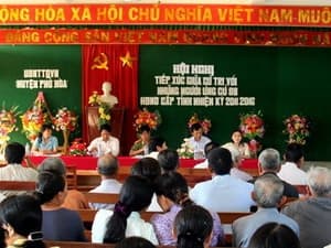 Nhiều ứng cử viên tiếp xúc cử tri vận động bầu cử