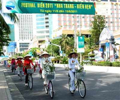Diễu hành thời trang hoa hồng tại phố biển Nha Trang