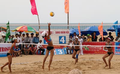 Khởi tranh giải bóng chuyền bãi biển nữ toàn quốc năm 2011
