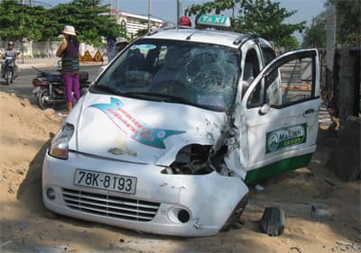 Taxi lộn vòng khi tông vào mô tô