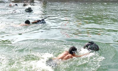 Lính biển đua tài