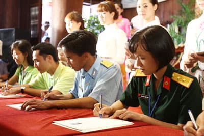 112 thủ khoa Hà Nội ghi danh sổ vàng tại Văn Miếu và giao lưu với GS Ngô Bảo Châu