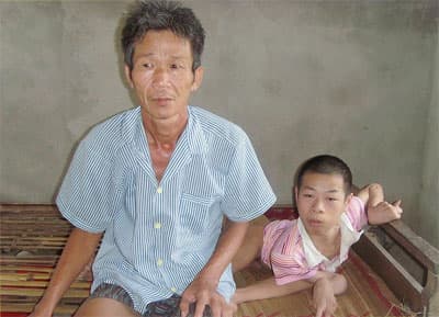 Chật vật cuộc sống với ba con tật nguyền