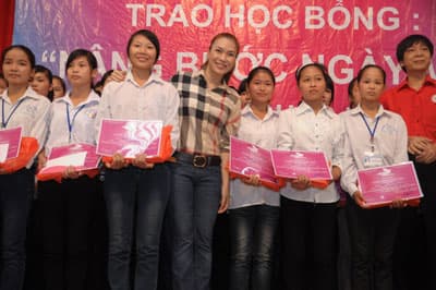 Ca sỹ Mỹ Tâm trao học bổng Nâng bước ngày mai cho trẻ em nghèo hiếu học