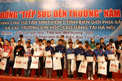 250 tân sinh viên nghèo được tiếp sức đến trường