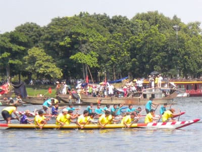 Tưng bừng lễ hội đua thuyền trên sông Hương