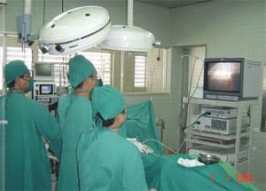 Lấy thành công hai nửa dao lam trong dạ dày bằng phương pháp nội soi