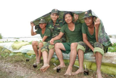 Giây phút nghỉ ngơi của bộ đội chống lũ
