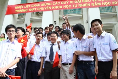 Bộ trưởng Phạm Vũ Luận và GS Ngô Bảo Châu dự khai giảng “lớp A0” năm xưa