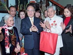 Lãnh đạo Đảng, Nhà nước, Quân đội thăm, chúc Tết các địa phương, đơn vị
