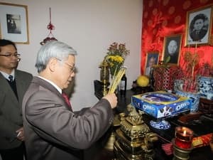 Tổng Bí thư thắp hương tưởng niệm các cố Tổng Bí thư