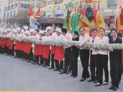 Bánh tét kỷ lục dài 37m tại Nha Trang