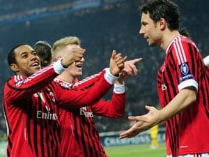 "Hủy diệt" Arsenal, Milan đặt một chân vào tứ kết