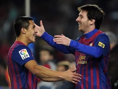 Alexis lập cú đúp, Barca vẫn còn kém Real 3 điểm
