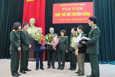 Rèn "bút sáng, lòng trong"