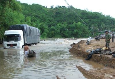 Phú Yên: Tắc cầu sông Cô gây ùn tắc giao thông cục bộ
