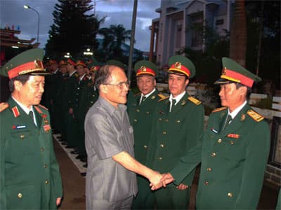 Chủ tịch Quốc hội Nguyễn Sinh Hùng đến thăm và làm việc tại Binh đoàn 15