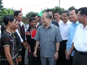 Chủ tịch Quốc hội Nguyễn Sinh Hùng tiếp xúc cử tri đồng bào dân tộc thiểu số