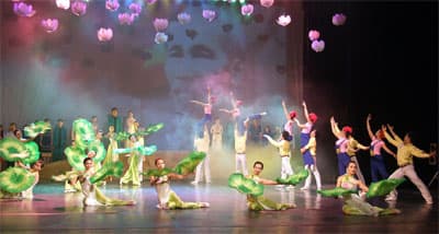 Công diễn tổ khúc thơ múa "Con đường từ trái tim"