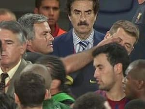 Jose Mourinho bị phạt 2 trận: Án phạt như đùa!